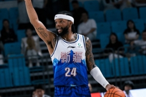 能攻能组织！新疆外援辛普森21中11拿下28分6板13助2断